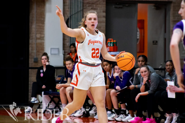 WBasketballCut0306-OL-4