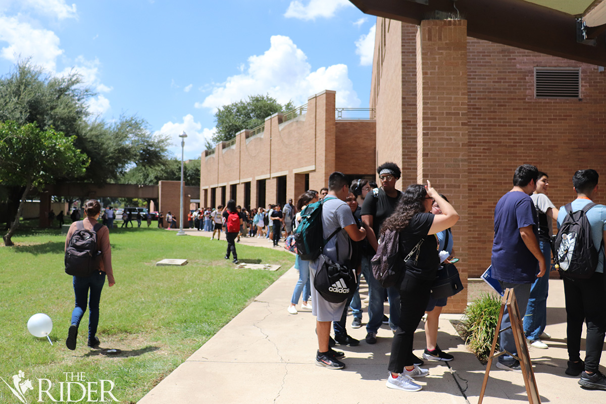 Students stand in line for ice cream for Sundaes on Mondays Aug. 26 outside the Student Union on the Edinburg campus. Raquel Cazares/THE RIDER