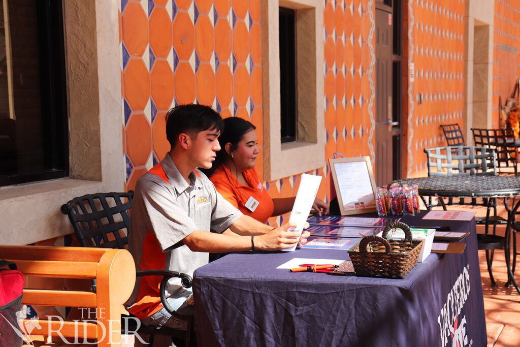 International business junior Antonio Estrada and marketing junior Erica Coronado host a voter registration tabling event for Vaqueros Vote Oct. 7, the last day to register to vote in Texas for the Nov. 5 presidential election, in the Student Union veranda on the Brownsville campus. Venisha Col贸n/THE RIDER