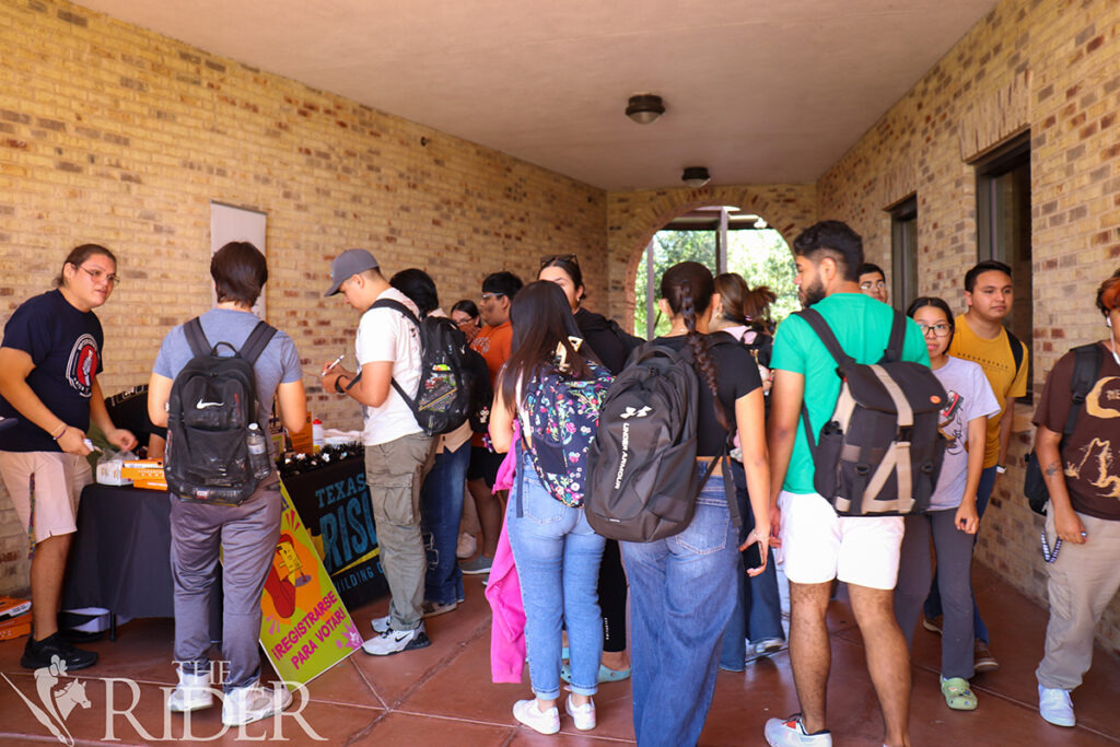 Students gather at a voter registration tabling event hosted by VoteRiders Texas and Texas Rising Oct. 7 outside the University Library on the Brownsville campus. Venisha Col贸n/THE RIDER