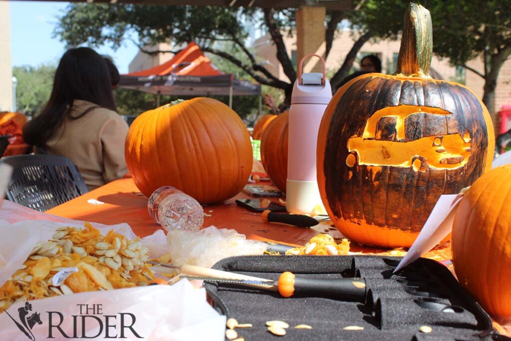 The Student Union provided participants with the materials to customize their pumpkins Wednesday outside the Student Union on the Edinburg campus. Raquel Cazares/THE RIDER