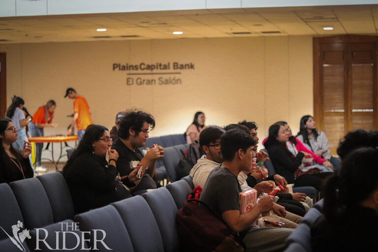 Estudiantes esperan el inicio de la primera película de la saga “Twilight” el 20 de noviembre en el PlainsCapital Bank Gran Salón del campus de Brownsville. Venisha Colón/THE RIDER