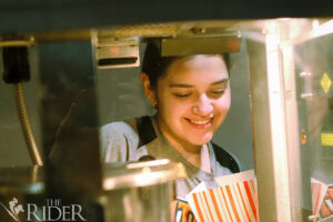 Katie Najera, estudiante de primer año de enfermería, reparte palomitas de maíz durante “Twilight Night” el 20 de noviembre en el PlainsCapital Bank El Gran Salón del campus de Brownsville. Venisha Colón/THE RIDER