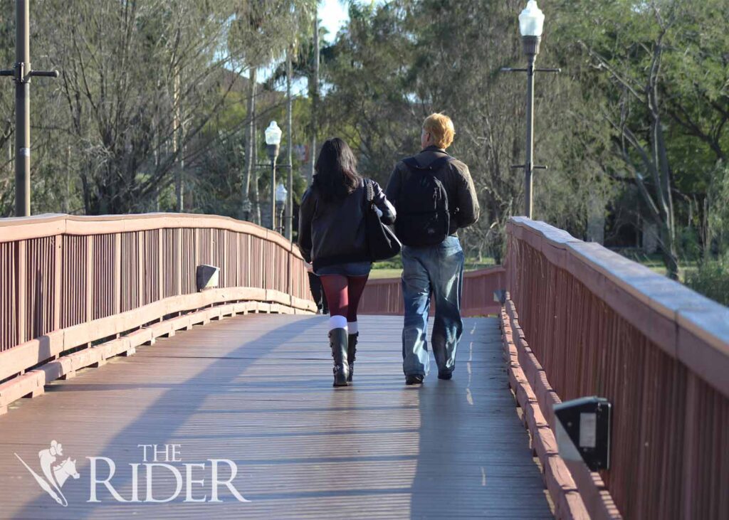 Students walk across the Lozano-Banco bridge Wednesday on the Brownsville campus. Sofía Cantú Sauceda/ THE RIDER