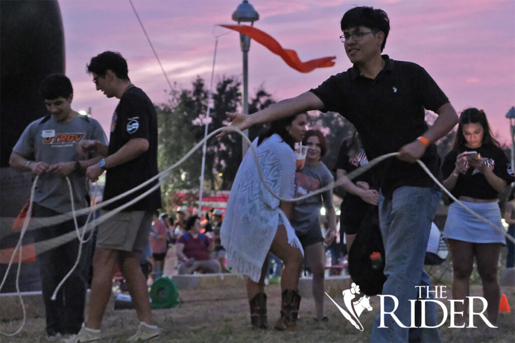 Computer science junior David Clifton plays a lasso game during the Vaqueros Boots & BBQ event Thursday evening on the Quad on the Edinburg campus.
Angel Ballesteros/THE RIDER