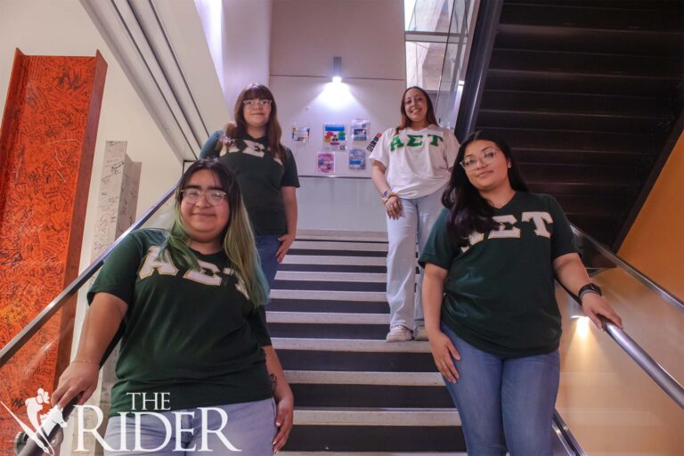 Los miembros de Alpha Sigma Tau realizaron una reunión el miércoles en preparación para la Semana Griega en el Interdisciplinary Engineering & Academic Building del campus de Edinburg. Se muestran Marina García (parte superior izquierda), una estudiante de primer año de ciencia de la salud integrada; Jennifer Duarte, una estudiante de último año de ciencias biomédicas; Marisol Rodríguez (parte inferior izquierda), una estudiante de primer año de ciencias políticas; y Yaletzy Rangel, una estudiante de segundo año de ciencia de la salud integrada. Jose Rodriguez/THE RIDER