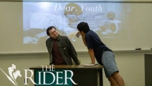 Tanner Mott (izquierda), un estudiante de primer año de teatro, y Christian Guzman, un estudiante de primer año, practican sus partes para “La Tortuga” el martes en el Liberal Arts Building South del campus de Edinburg. Jose Rodriguez/THE RIDER